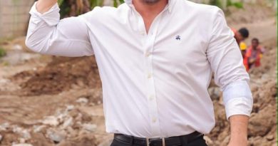 Israel Santillán supervisa trabajos de obra pública en la calle Amado Nervo de San Vicente