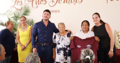 Gobierno de Bahía de Banderas respalda a tianguistas con entrega de uniformes Gobierno de Bahía de Banderas respalda a tianguistas con entrega de uniformes