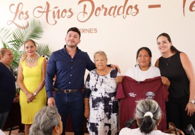 Gobierno de Bahía de Banderas respalda a tianguistas con entrega de uniformes Gobierno de Bahía de Banderas respalda a tianguistas con entrega de uniformes