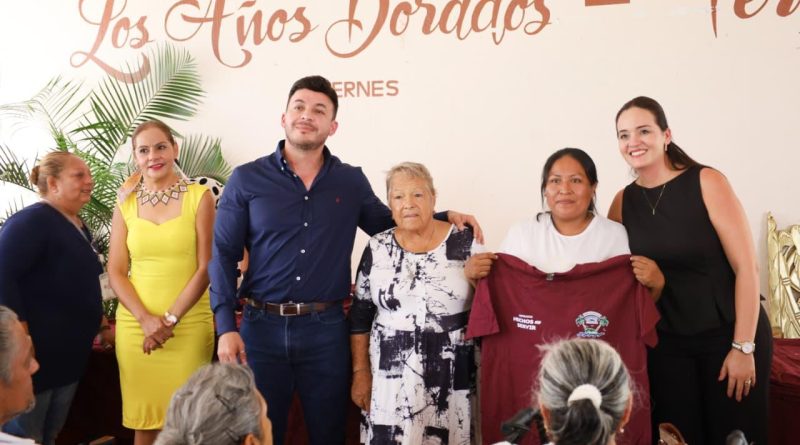 Gobierno de Bahía de Banderas respalda a tianguistas con entrega de uniformes Gobierno de Bahía de Banderas respalda a tianguistas con entrega de uniformes