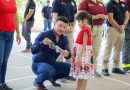 Israel Santillán convive con niñas y niños en el Curso de Verano de Protección Civil