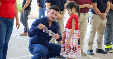 Israel Santillán convive con niñas y niños en el Curso de Verano de Protección Civil