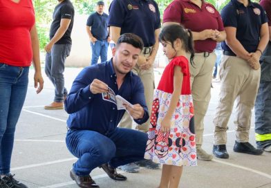 Israel Santillán convive con niñas y niños en el Curso de Verano de Protección Civil