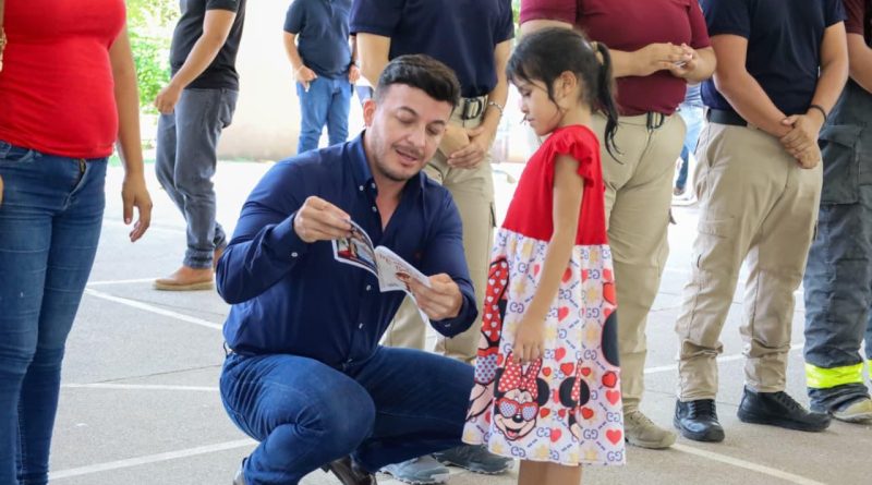 Israel Santillán convive con niñas y niños en el Curso de Verano de Protección Civil