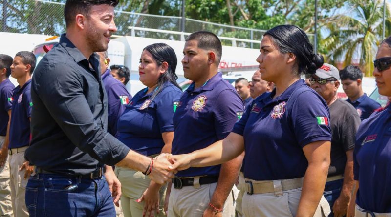 Israel Santillán refrenda respaldo a Protección Civil y Bomberos