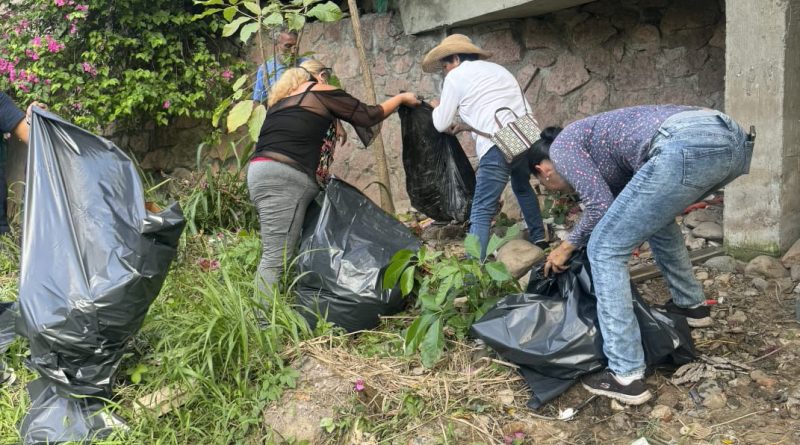 Gobierno Municipal retira media tonelada de basura del río Cuale