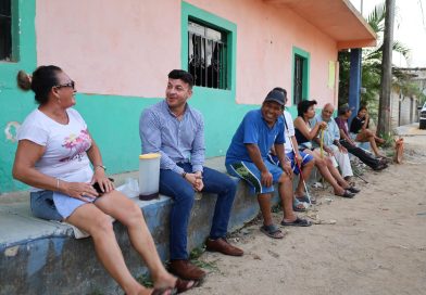Israel Santillán escucha a vecinos de El Porvenir