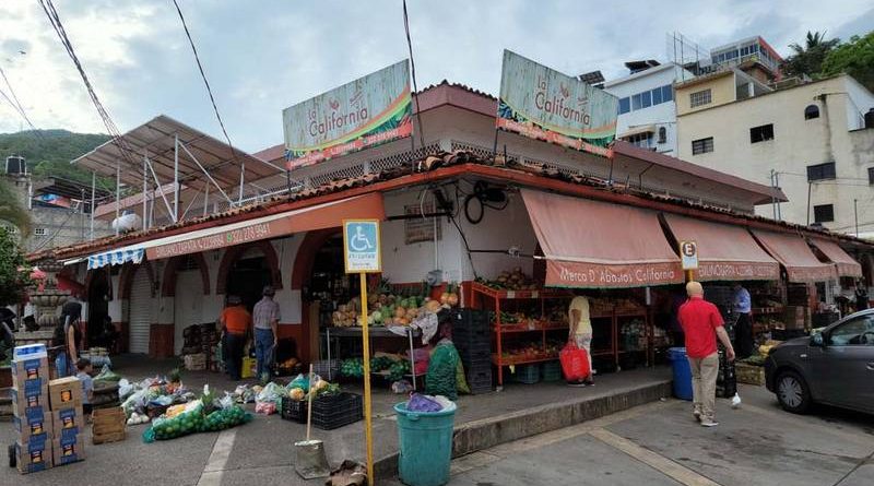 Mercados de Puerto Vallarta regularizan 57% de sus concesiones; meta es llegar al 95%