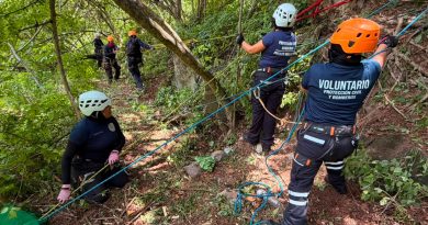 Bomberas vallartenses se preparan para simposio internacional con curso de rescate vertical