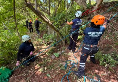 Bomberas vallartenses se preparan para simposio internacional con curso de rescate vertical