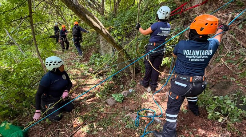 Bomberas vallartenses se preparan para simposio internacional con curso de rescate vertical