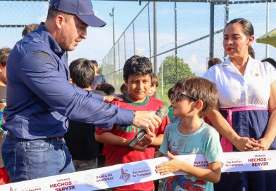 Entrega Israel Santillán cancha de fútbol 7 en La Misión