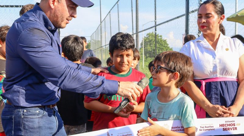 Entrega Israel Santillán cancha de fútbol 7 en La Misión