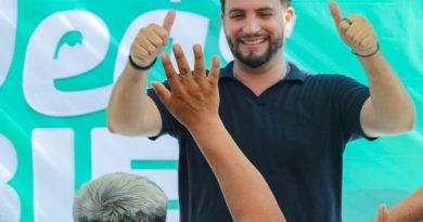 Luis Munguía entrega lentes gratuitos a las familias de La Floresta