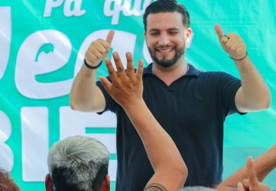 Luis Munguía entrega lentes gratuitos a las familias de La Floresta