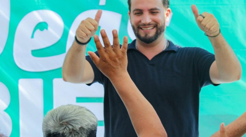 Luis Munguía entrega lentes gratuitos a las familias de La Floresta