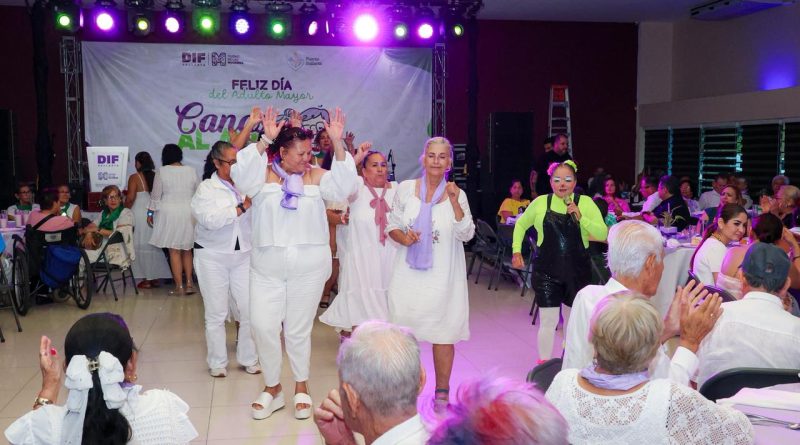 Celebran adultos mayores su día con tradicional “canas al aire”