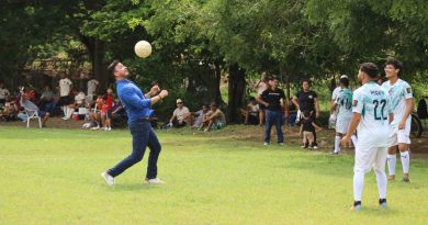 Israel Santillán impulsa el deporte y acompaña el torneo relámpago de futbol en El Coatante