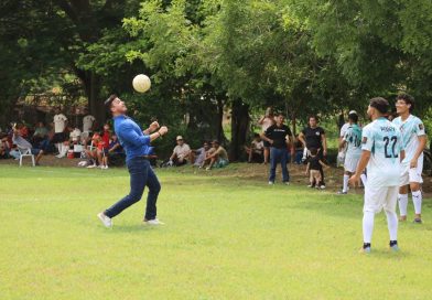 Israel Santillán impulsa el deporte y acompaña el torneo relámpago de futbol en El Coatante