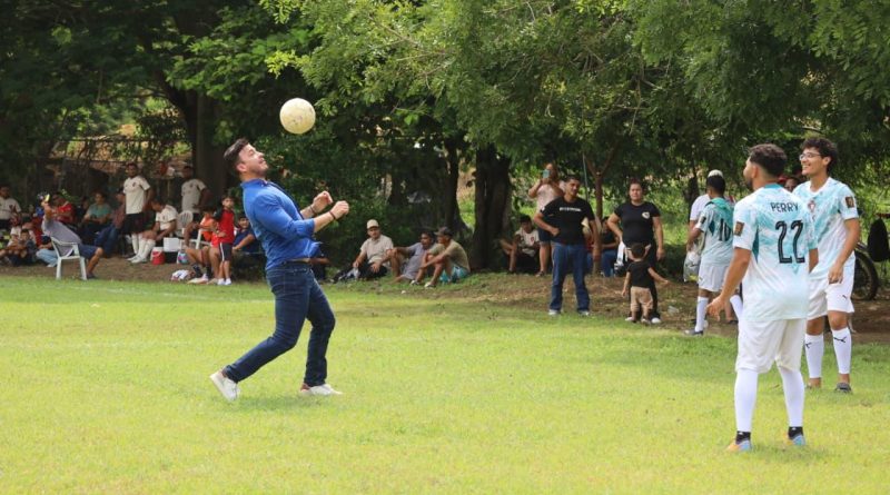 Israel Santillán impulsa el deporte y acompaña el torneo relámpago de futbol en El Coatante
