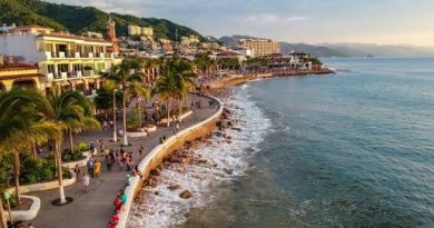 Turistas disfrutan playas, naturaleza y vida nocturna de Puerto Vallarta