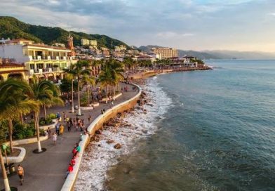 Turistas disfrutan playas, naturaleza y vida nocturna de Puerto Vallarta
