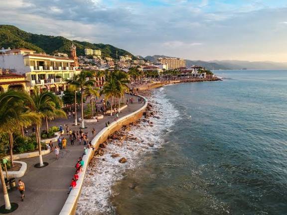 Turistas disfrutan playas, naturaleza y vida nocturna de Puerto Vallarta