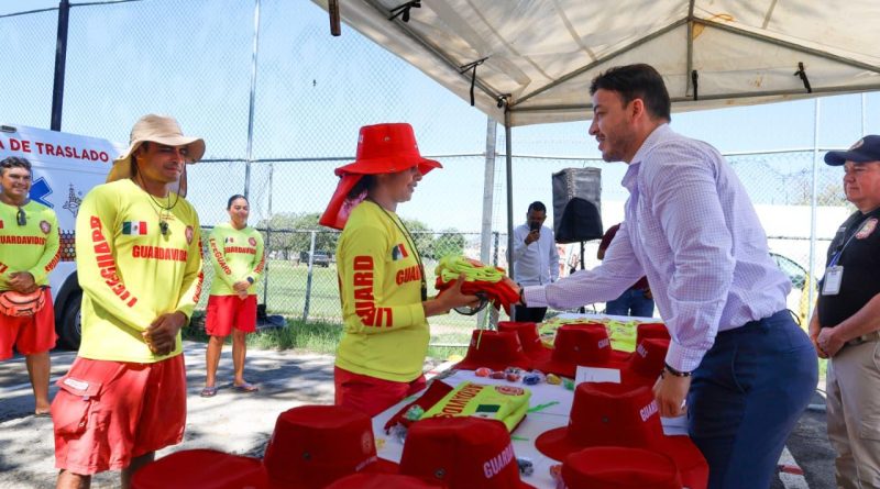 Israel Santillán fortalece a Protección Civil y Bomberos con entrega de uniformes y equipo para salvamento acuático