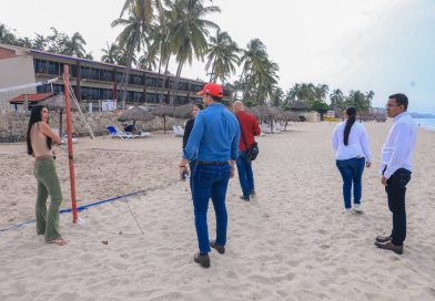 Israel Santillán refrenda defensa de las playas de Bahía de Banderas