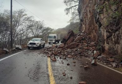 Está lista la maquinaria lista ante posibles derrumbes en carreteras de la región