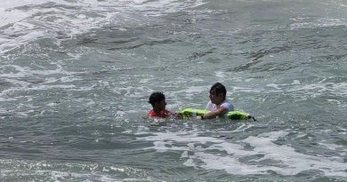 Rescatan a turista tras ingresar al mar en Playa Conchas Chinas