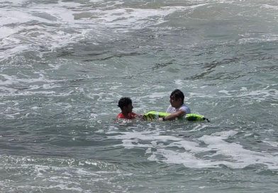 Rescatan a turista tras ingresar al mar en Playa Conchas Chinas