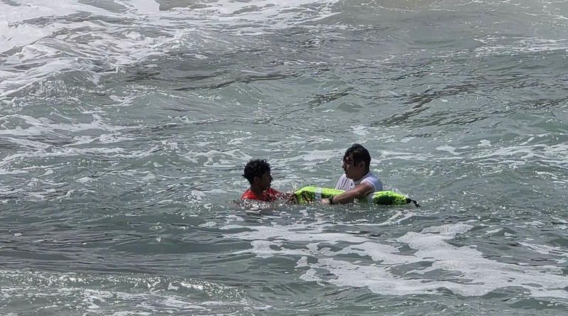 Rescatan a turista tras ingresar al mar en Playa Conchas Chinas