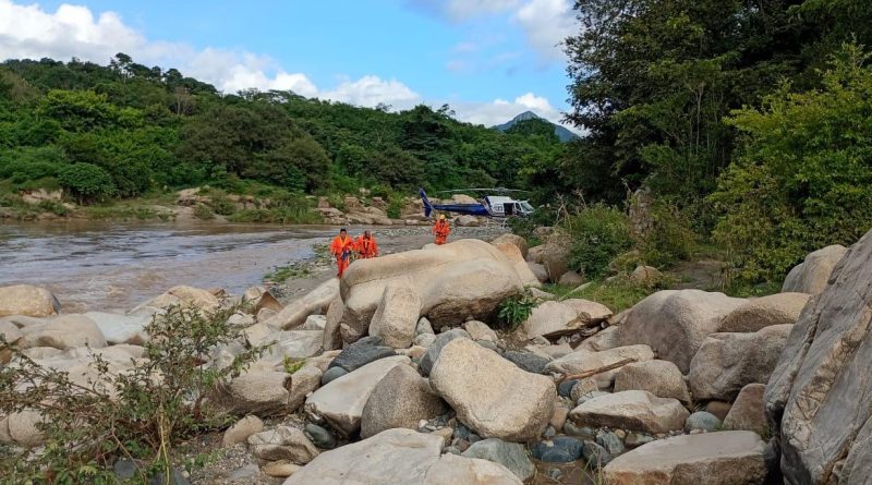 Localizan a mujer arrastrada por la corriente en Talpa; continúa búsqueda de su esposo