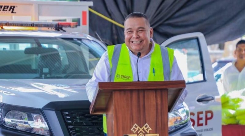 Entrega Israel Santillán uniformes, seguros y equipo a trabajadores del SISEP