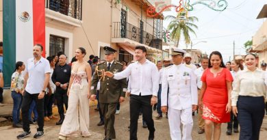 Desfile cívico reúne a familias de Bahía de Banderas por el 216 aniversario de la Independencia Desfile cívico reúne a familias de Bahía de Banderas por el 216 aniversario de la Independencia