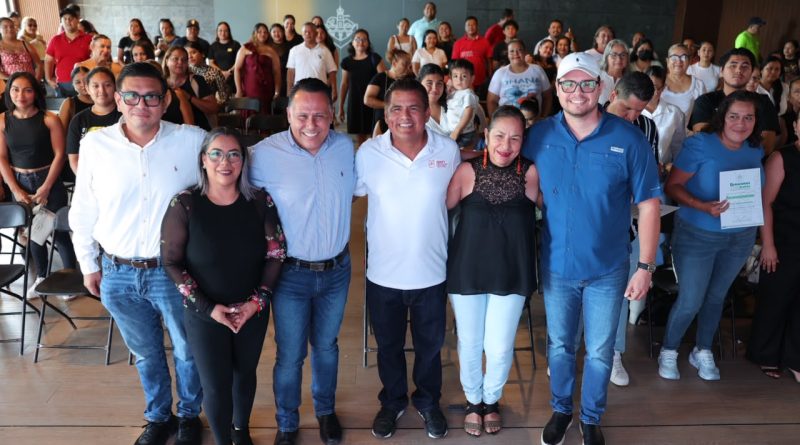 Cerca de 400 vallartenses se gradúan de los talleres de oficios “Renacemos Juntos