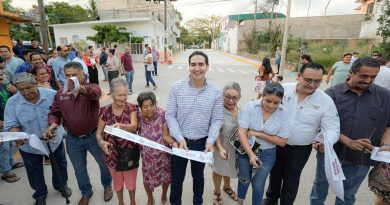 Héctor Santana entrega la calle Camarón en La Cruz de Huanacaxtle