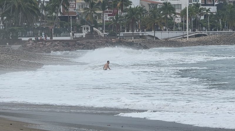 Piden evitar viajes a las costas de Jalisco por el huracán Simón