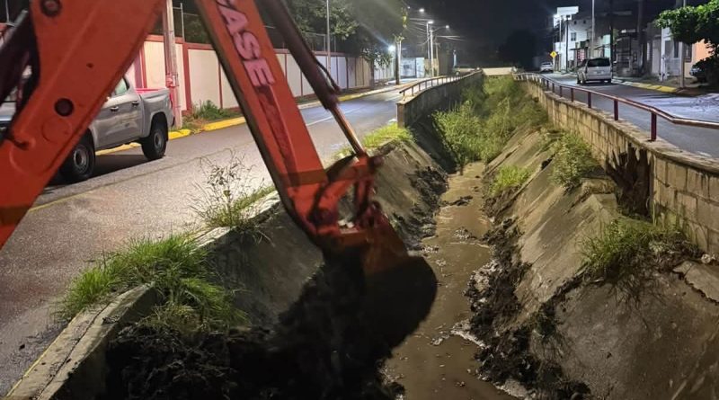 Atiende Protección Civil de Bahía de Banderas canal Pluvial en Valle Dorado