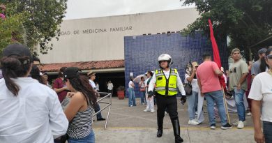 Bajo la lluvia, marchan trabajadores y derechohabientes del IMSS en Puerto Vallarta