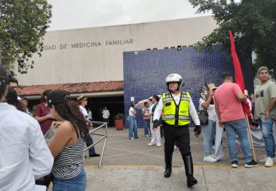 Bajo la lluvia, marchan trabajadores y derechohabientes del IMSS en Puerto Vallarta