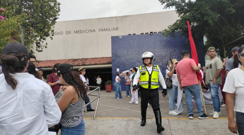 Bajo la lluvia, marchan trabajadores y derechohabientes del IMSS en Puerto Vallarta