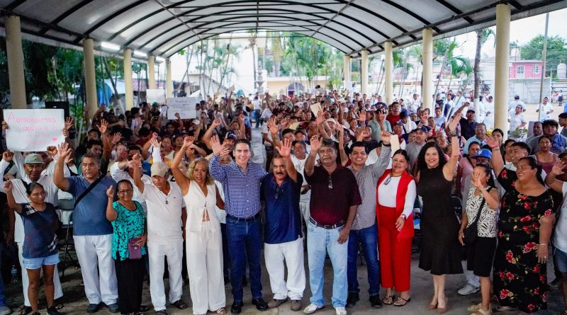 Héctor Santana refrenda su compromiso con comerciantes de playa