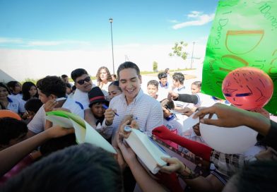 Apoya Héctor Santana a estudiantes de secundaria para participar en Expo Ciencia