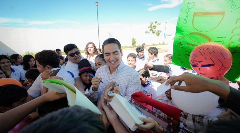 Apoya Héctor Santana a estudiantes de secundaria para participar en Expo Ciencia