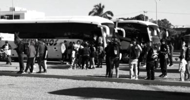 Evacúan a 4 mil 600 turistas de Puerto Vallarta; lluvias frenan traslados