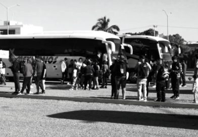 Evacúan a 4 mil 600 turistas de Puerto Vallarta; lluvias frenan traslados