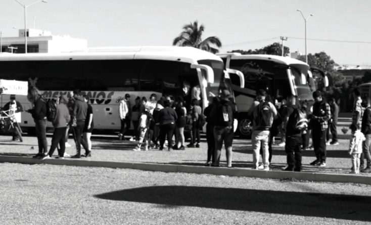 Evacúan a 4 mil 600 turistas de Puerto Vallarta; lluvias frenan traslados