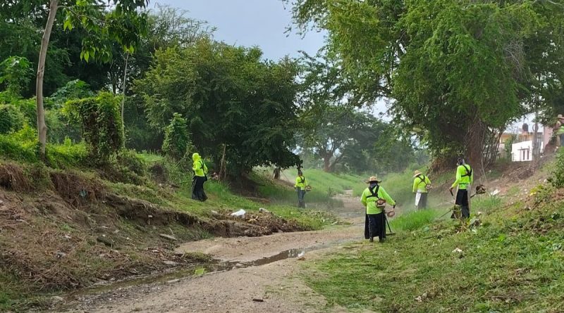 Intensifica gobierno la limpieza de canales y bocas de tormenta ante la posible llegada del huracán Simón 
